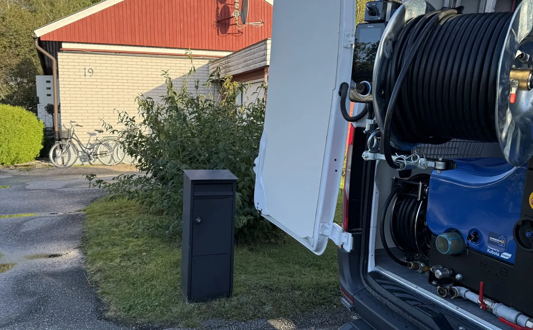 Spolbilens slangvinda vid en villa i Katrineholm