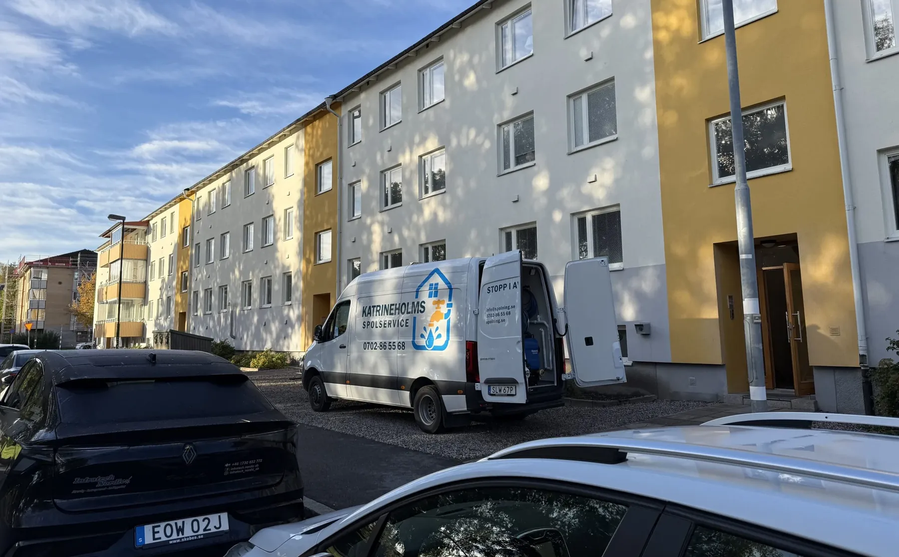 Servicebilen vid ett flerfamiljshus i Katrineholm