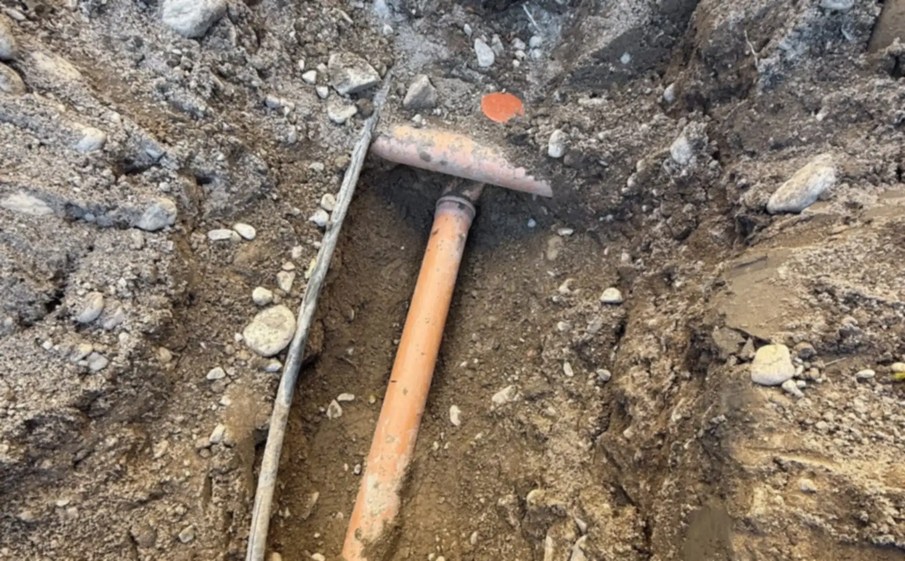 Avloppsrör i en uppgrävd schakt