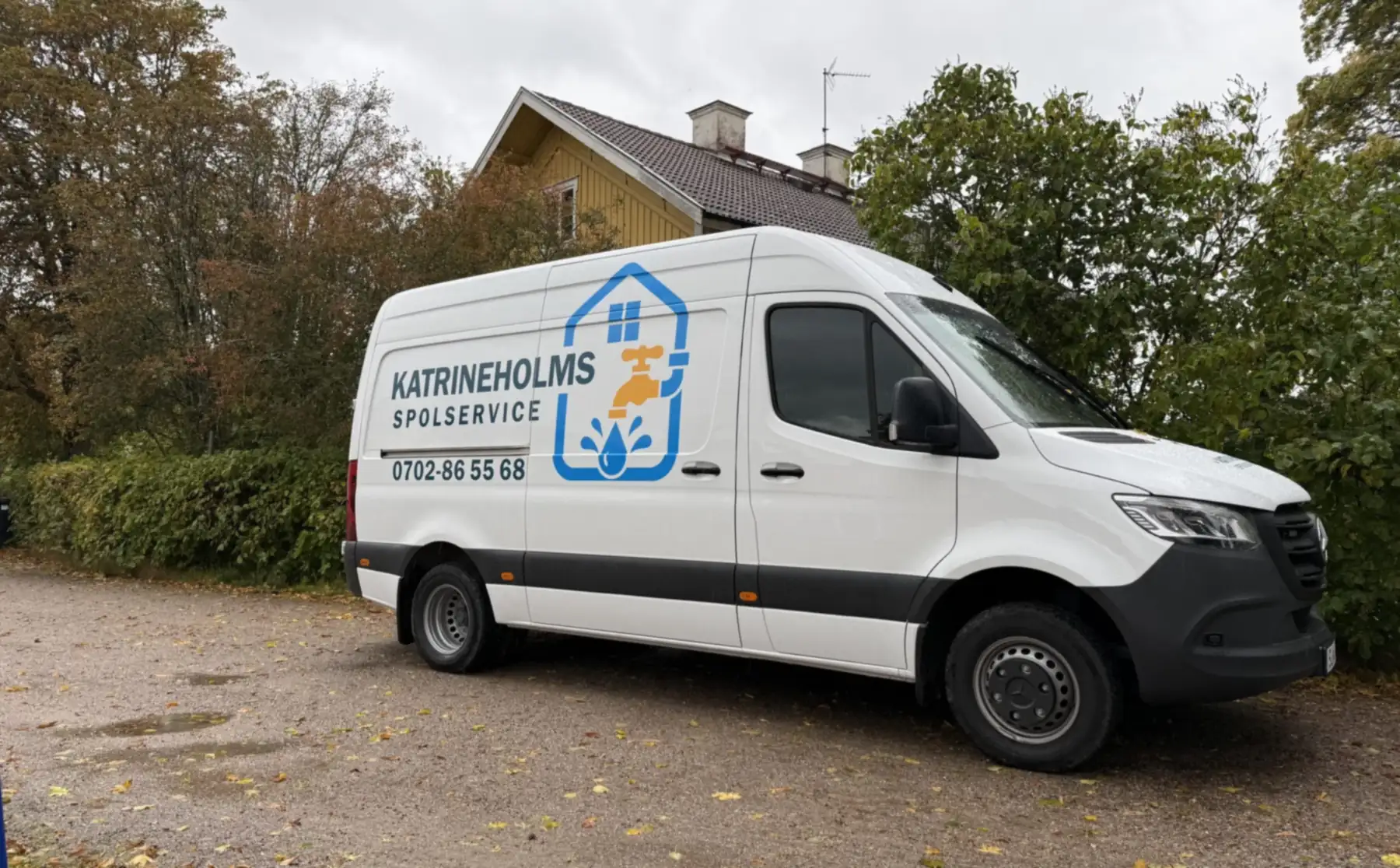 Katrineholms Spolservice servicebil parkerad vid en villa