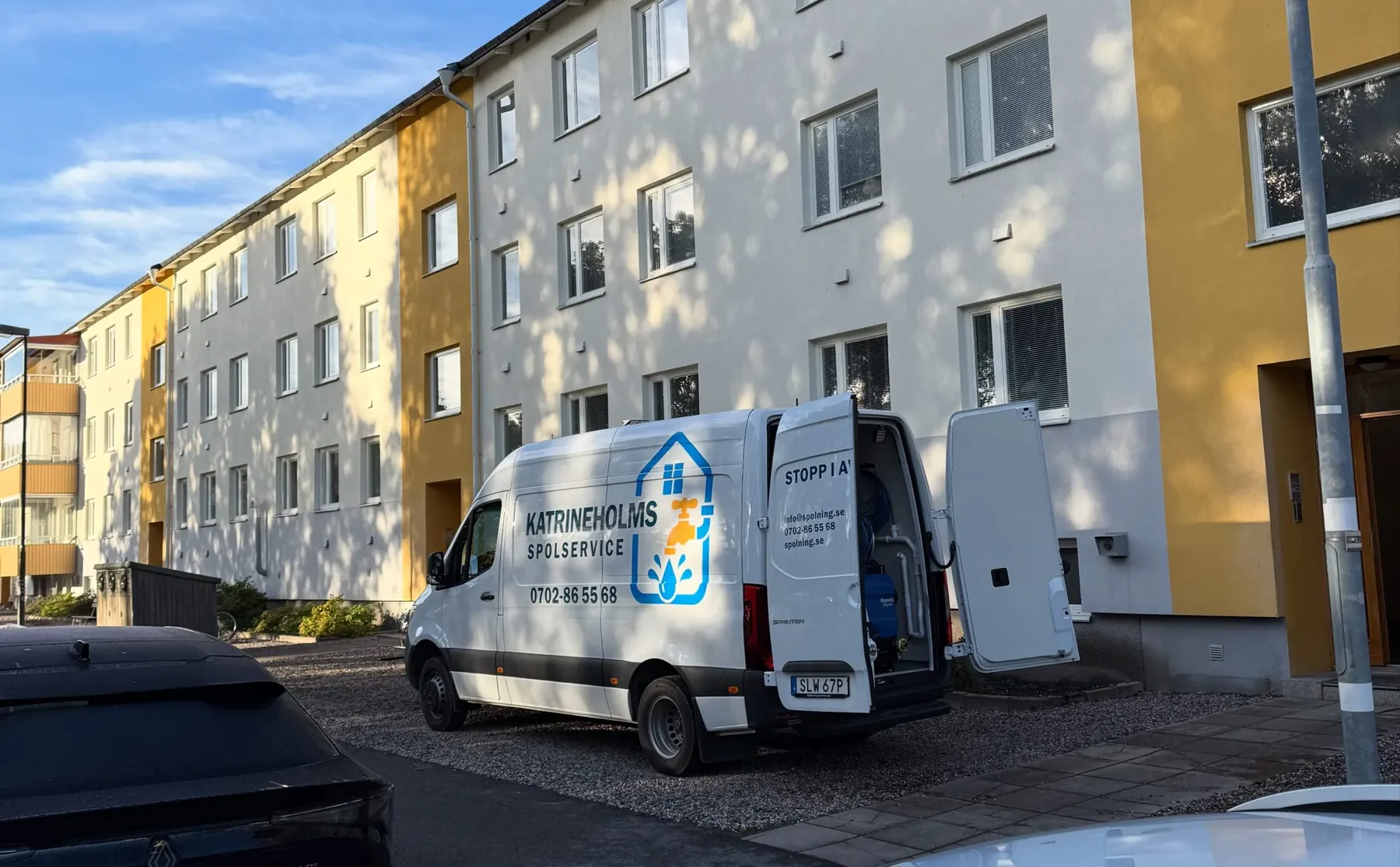 Servicebilen utanför Brf Stadsparken i Katrineholm
