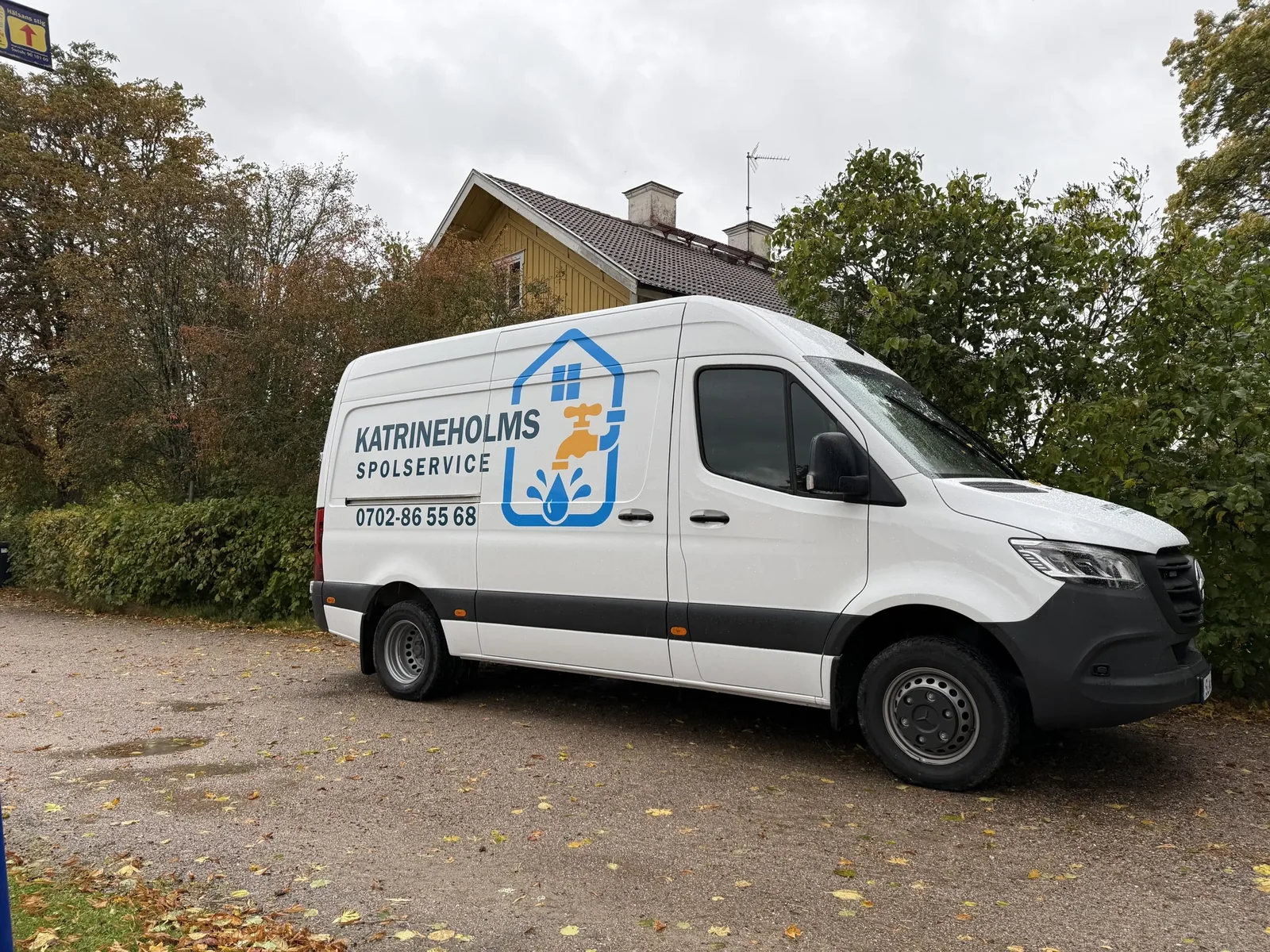 Katrineholms Spolservice servicebil med telefonnummer på sidan