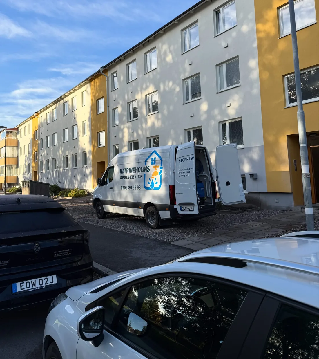 Servicebilen utanför Brf Stadsparken i Katrineholm