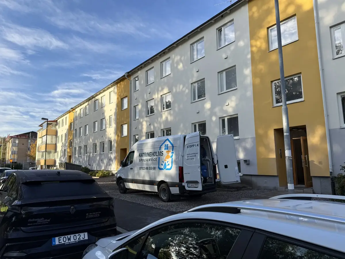 Katrineholms Spolservice servicebil vid ett flerfamiljshus