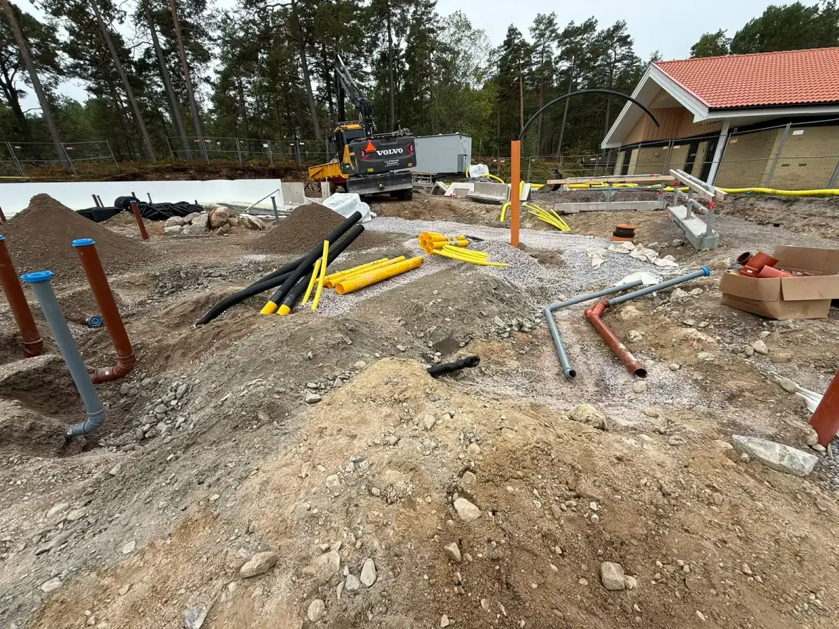 Rören i bottenplattan på nybygget i Västervik, innan gjutning